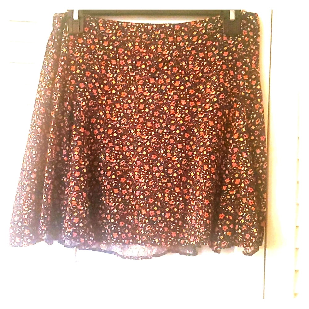Adorable floral mini skirt!